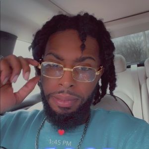 Meet your Posher, Dominique